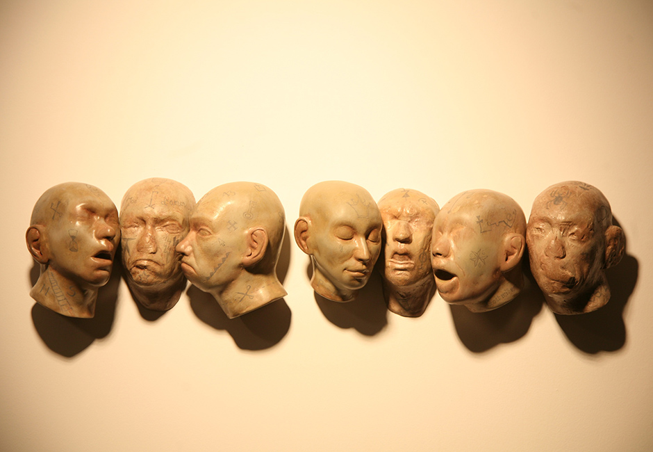 kg-Richard-Stipl_Seven-Head_Ceramic-Objects_Heads_50x10x10cm